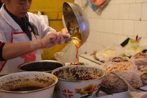 原来好多热门苍蝇馆子的干货，都可以抽真空、当特产带走！