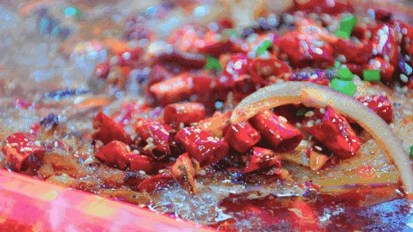 首家会发光的水晶烤鱼，会起飞的火锅自带霸气特效，打响2月第1战