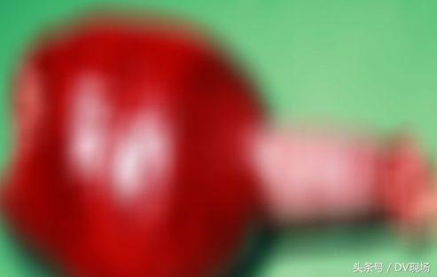 重口!小伙蹲厕所玩手机太久,不料竟长出“尾巴”