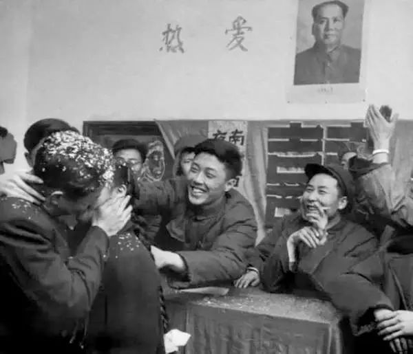 1957年的裸模与热吻！这个外国人在中国*拍偷**的老照片你一定没见过