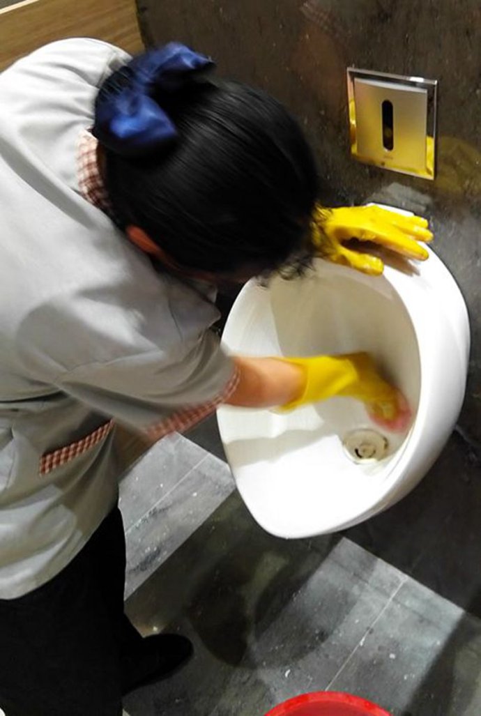 头上滴着汗水手上沾着尿骚味的保洁女工