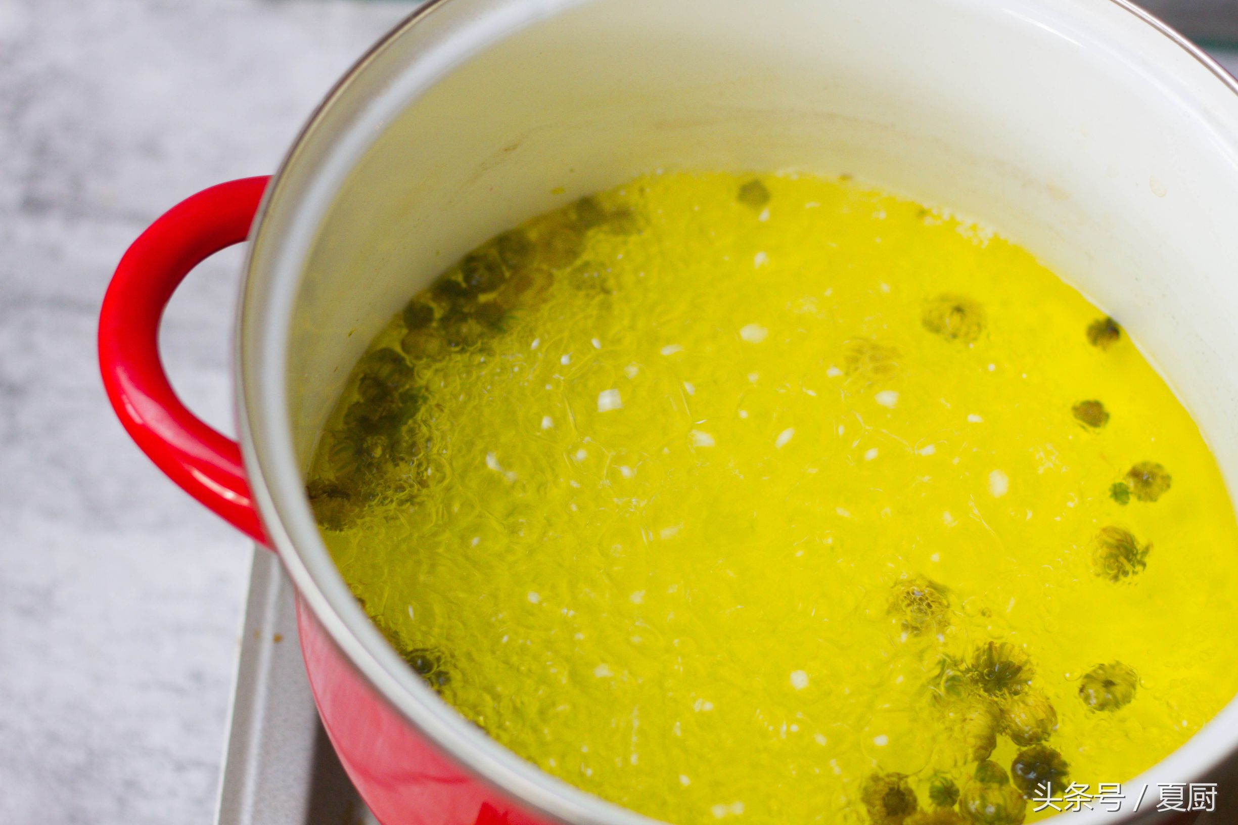 发财中国年吃太多的热气食物,菊花雪梨茶清肺热,性价比很高