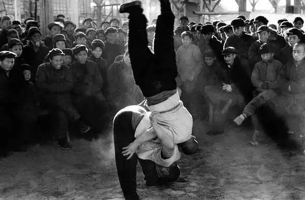 1957年的裸模与热吻！这个外国人在中国*拍偷**的老照片你一定没见过