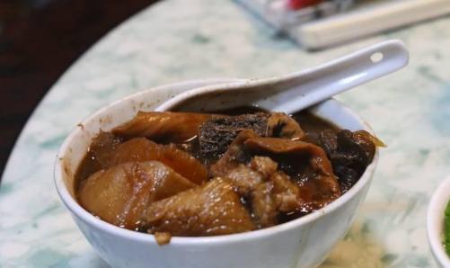 一碗牛杂能在夜市立足几十年,牛杂记忆深处的味道