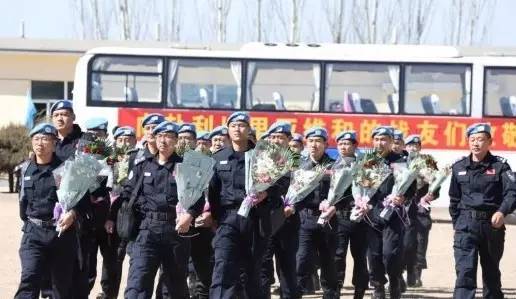 今日热点击一女子在钢铁大街骑车时突然倒地身亡|青山区一路段路面突然大面积塌陷