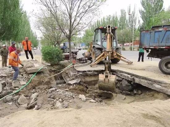 今日热点击一女子在钢铁大街骑车时突然倒地身亡|青山区一路段路面突然大面积塌陷