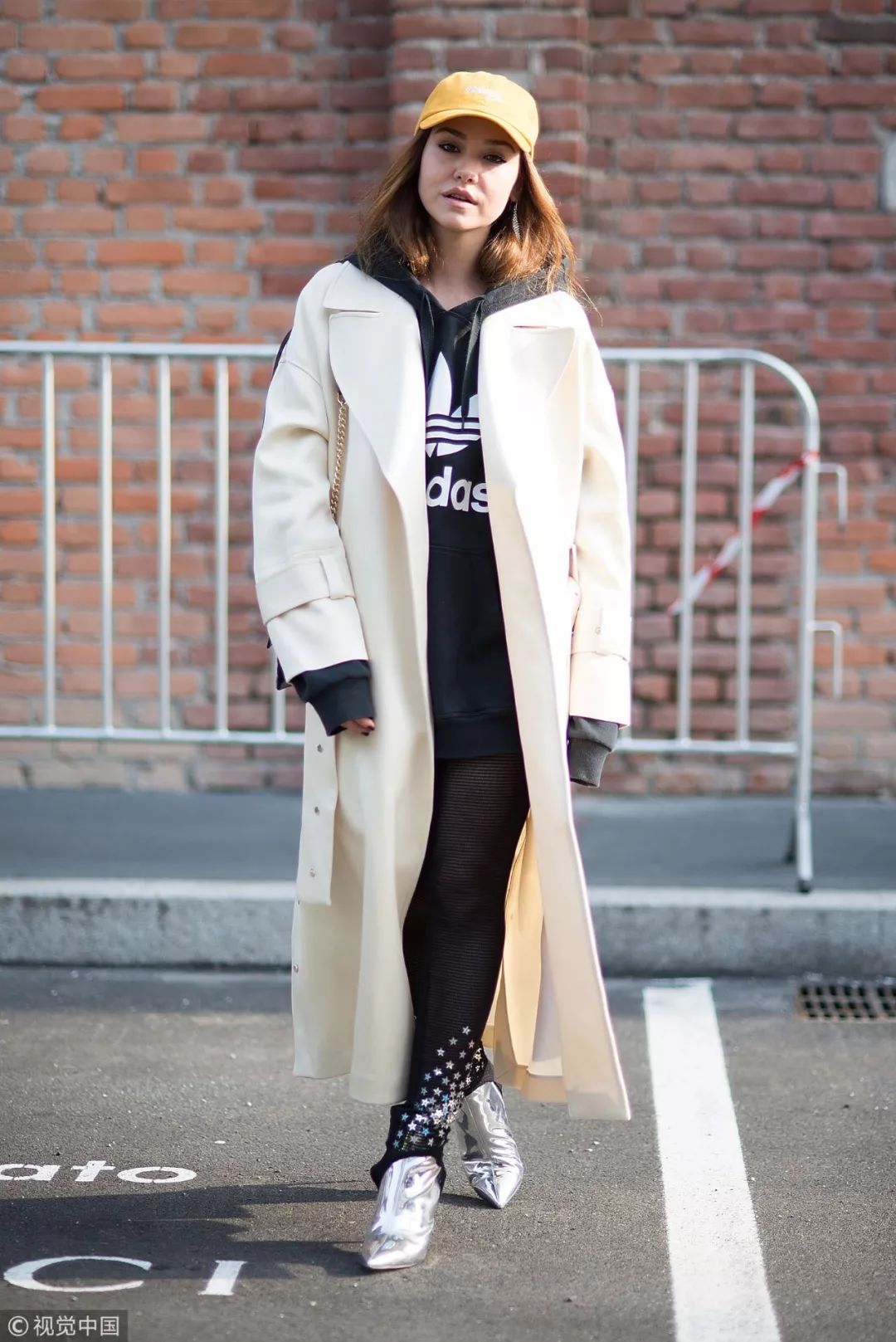 迪丽热巴宋茜西装look,热巴穿搭日常黑色棒球帽