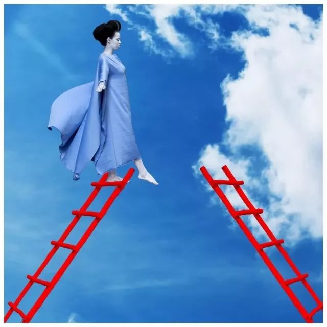 这些令人触目惊心的色彩背后,隐喻着一个国度屈辱的历史