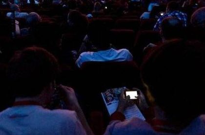 女子看电影时玩手机,女子看电影玩手机