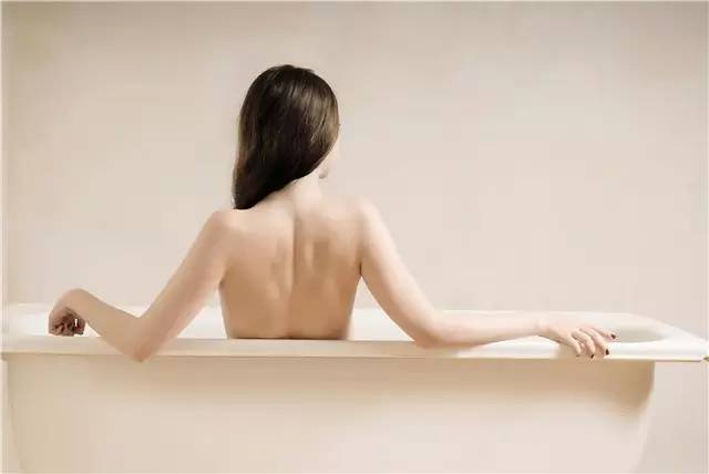 孕妇洗澡用多高的水温比较好？看看孕期如何健康洗澡！