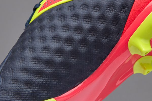 比赛开始：newbalance推出最新配色Visaro足球鞋