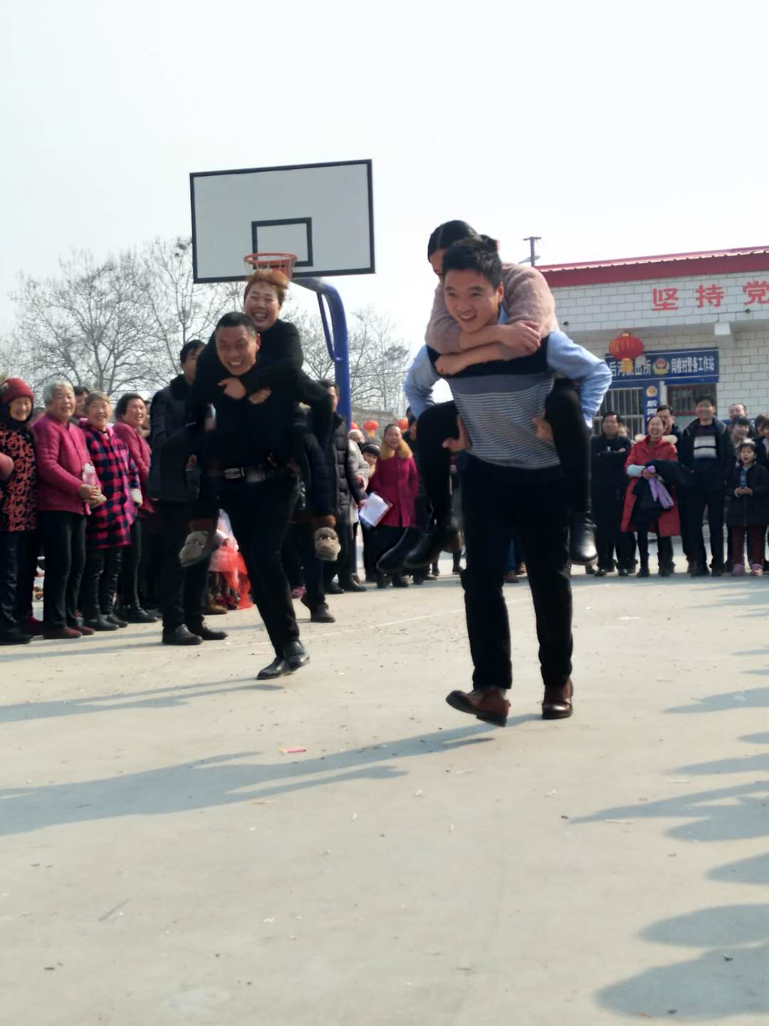 大年初一，跳绳、婆媳绑腿、老公背老婆…许昌这个地方嗨翻了天