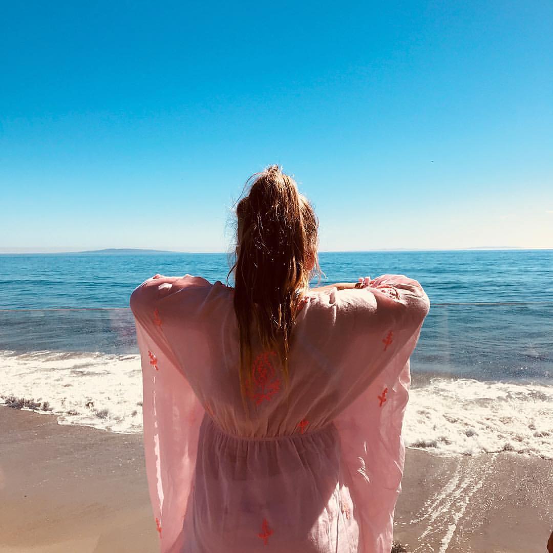 小七在海边练瑜伽！贝嫂维多利亚高兴得很：小七要培养成淑女呢