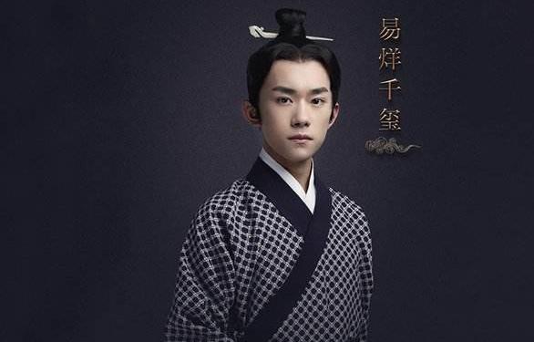 张国立易烊千玺国家宝藏穿汉服,易烊千玺被国家认可的偶像