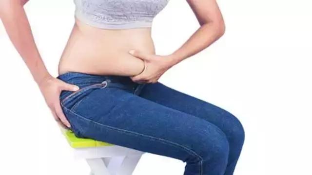 生孩子之后怎么改善虎背熊腰,生完孩子腰往前凸怎么办