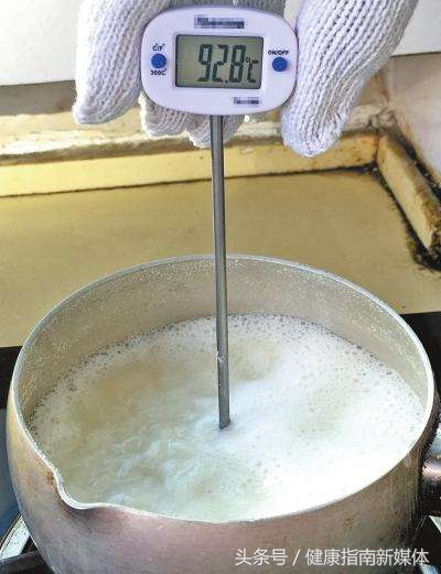 煮豆浆时的泡沫有没有毒,煮豆浆时上面的浮沫有用吗