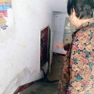 楼道保护器跳闸维修,楼道总电闸有电进户没电什么原因