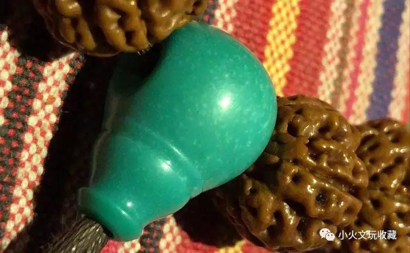 绿松石上面有一点白点是真的吗,绿松石盘玩出现白点这该怎么办