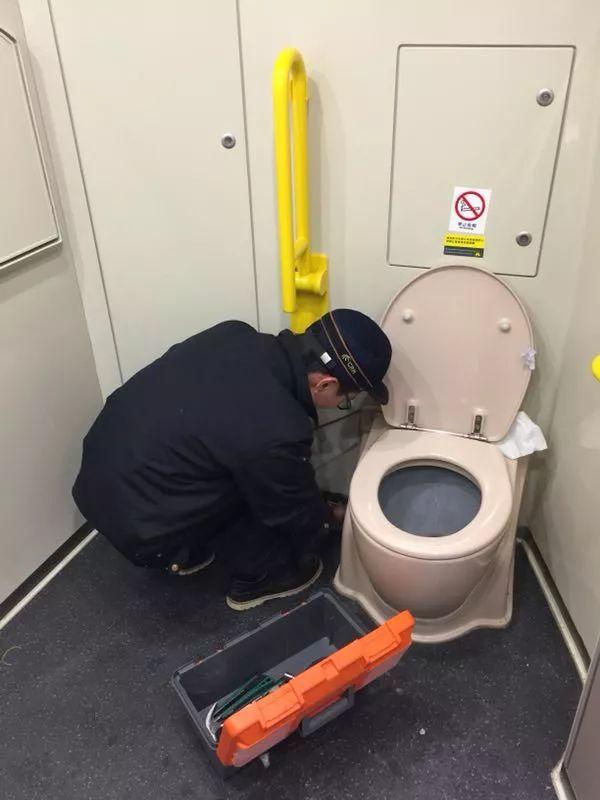 90后动车掏粪工视频,90后掏大粪小哥