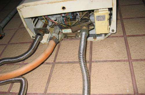 燃气热水器突然爆一声怎么解决,天然气热水器嗡嗡响怎么回事