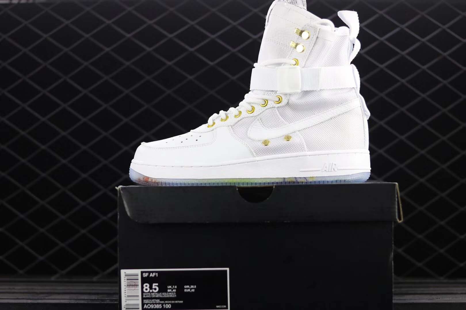 潮鞋nikeair,nikeairforce1龙年限定鞋后跟