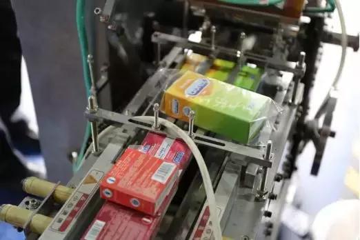 脏硅油浸泡、徒手包装！这样的“名牌”避孕套，你敢用吗？