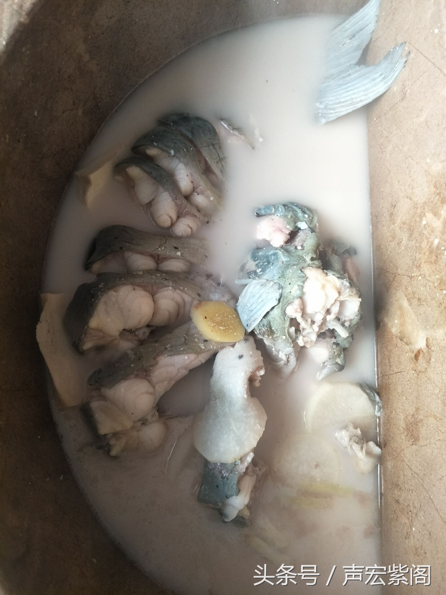 石头锅草帽盖特色鲜明，来河北石家庄赵县建设路品尝鲜美的石锅鱼