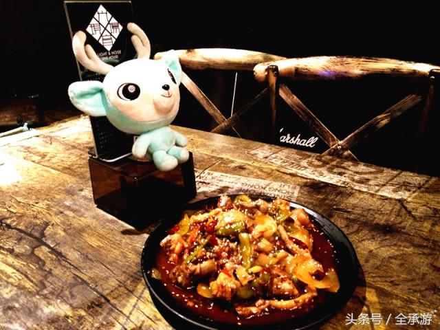 吃烧烤遇上路边歌唱,吃在承德