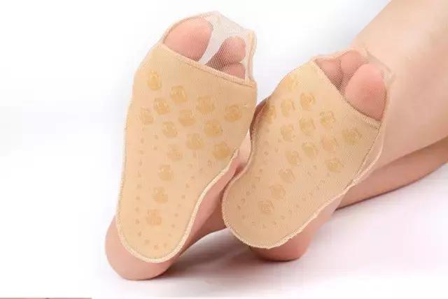 皮鞋后脚跟上沿太硬磨脚怎么办,皮鞋大了会磨脚还是小了会磨脚