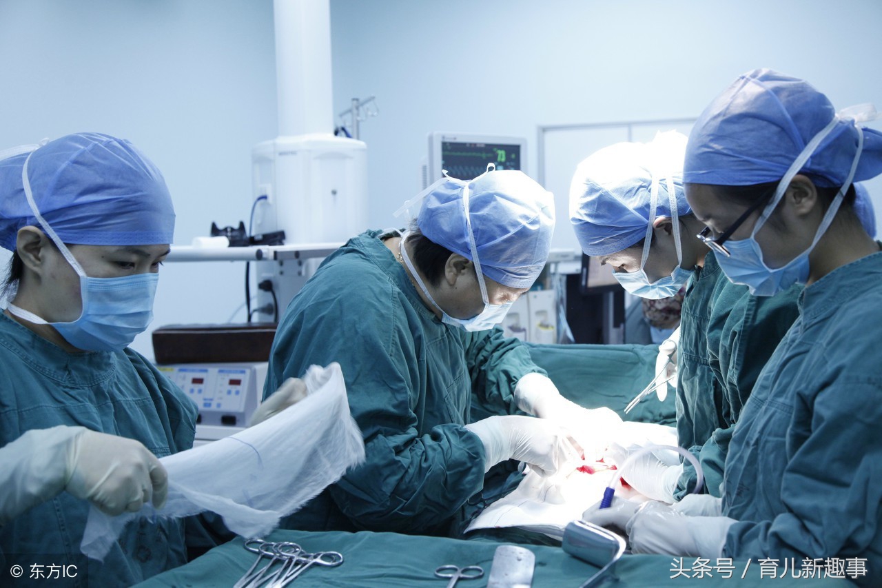 95后男大学生陪女友破腹产子划开肚子吓得瘫坐在地女人太伟大