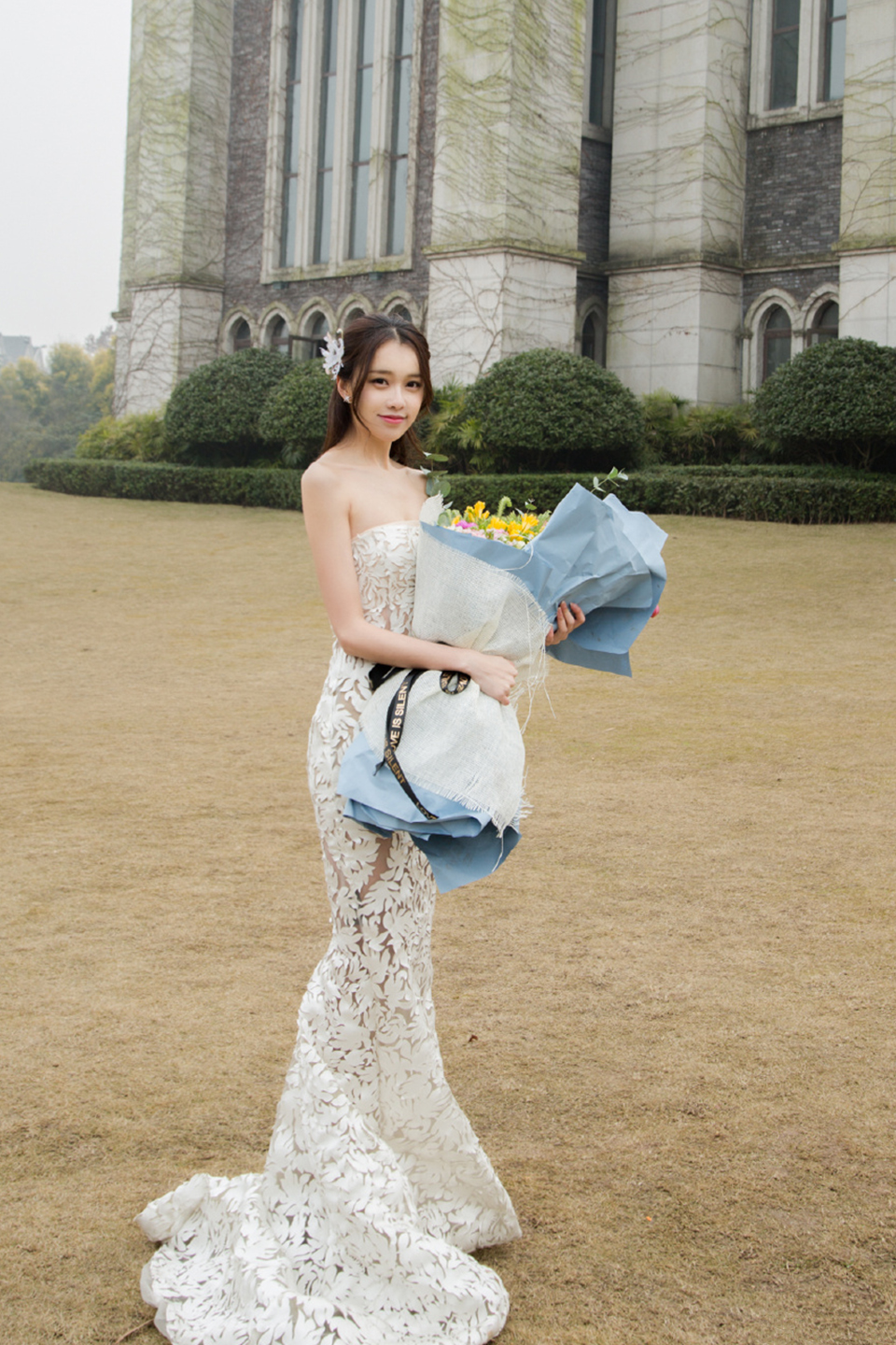 黄一琳丸子头黑色短裙,黄一琳白色牛仔裙