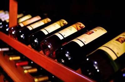 酒裹保鲜膜,酒为什么要裹保鲜膜