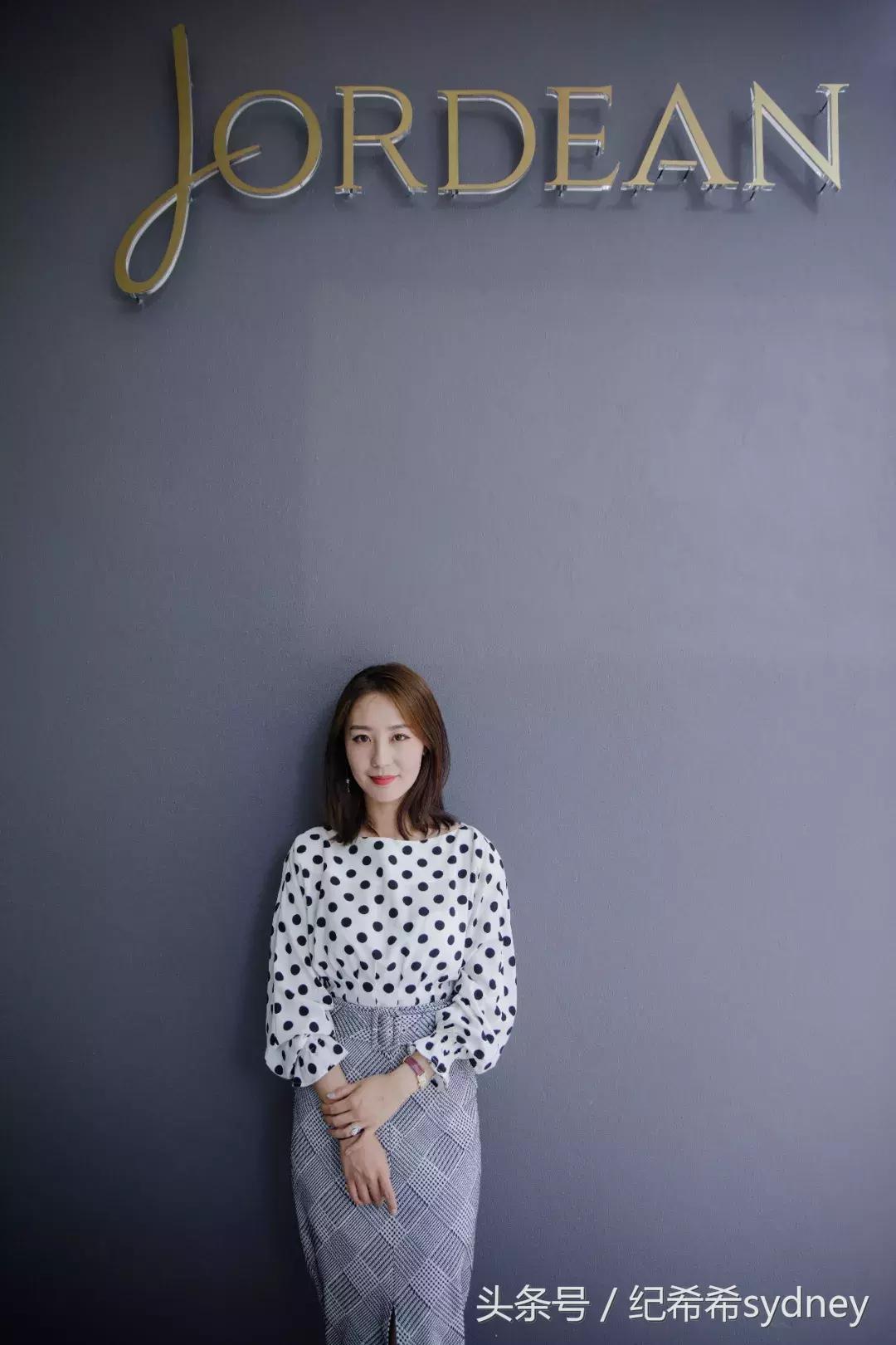 买了两双几乎一样的高跟鞋,想买一双大红的高跟鞋