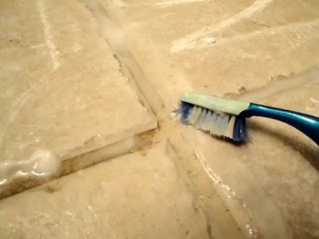 地板上面的黑印子怎么处理,地板缝隙很黑怎么处理