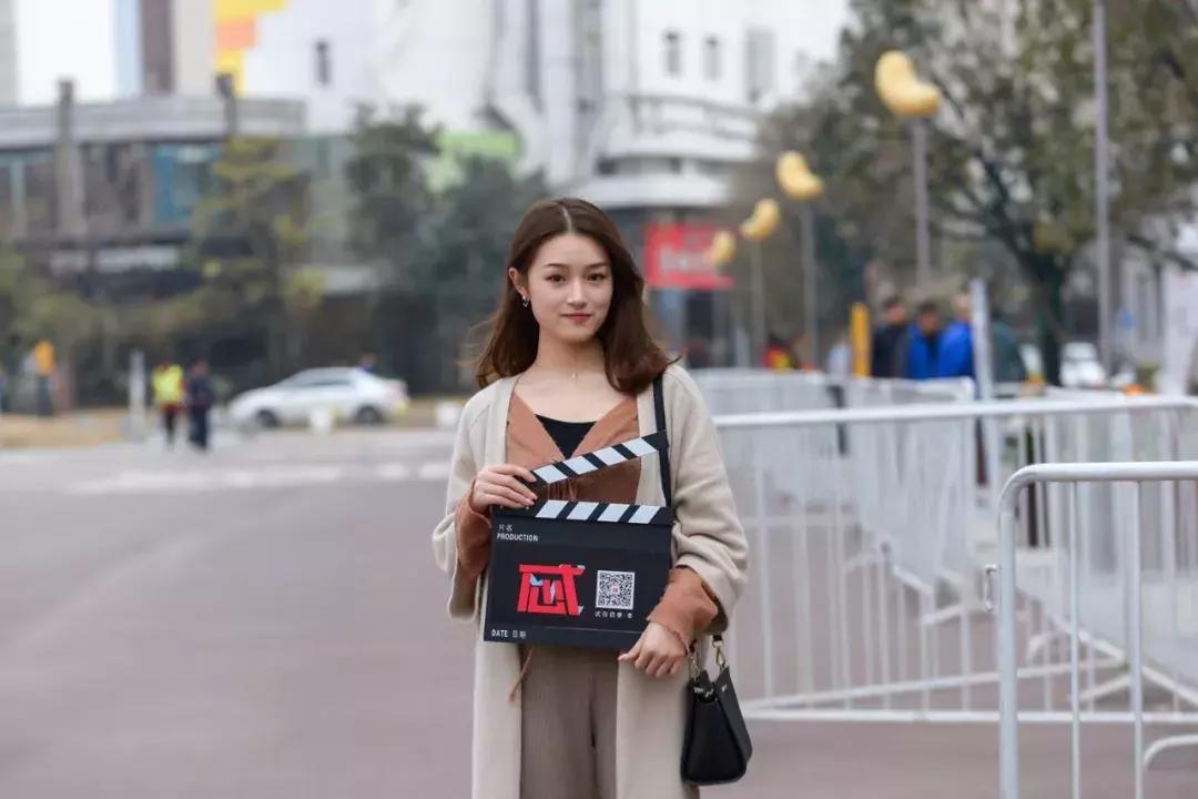 明星二姐张歆艺街拍,张歆艺红色波点裙伦敦街拍