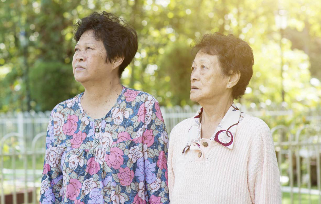 孩子一个人在家太无聊怎么办,老人生活不能自理子女该怎么办