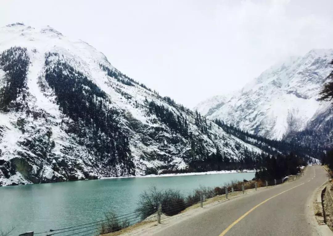 自驾游怎么穿越雪谷,自驾穿越雪地雾凇视频