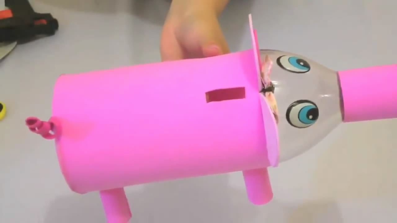 怎样用日常塑料瓶做储钱罐,储钱罐手工制作用塑料瓶