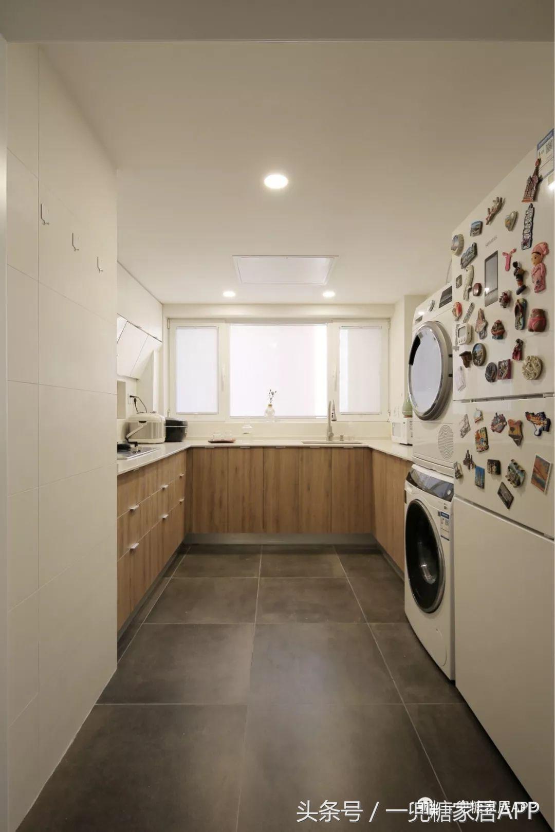 沙发墙开了一扇窗,沙发背景墙可收纳极简风