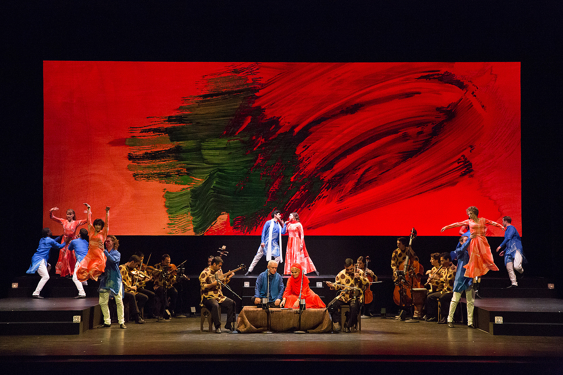 艺术家不仅与“硅胶假人”共舞，还与少林寺僧人合作《佛经》