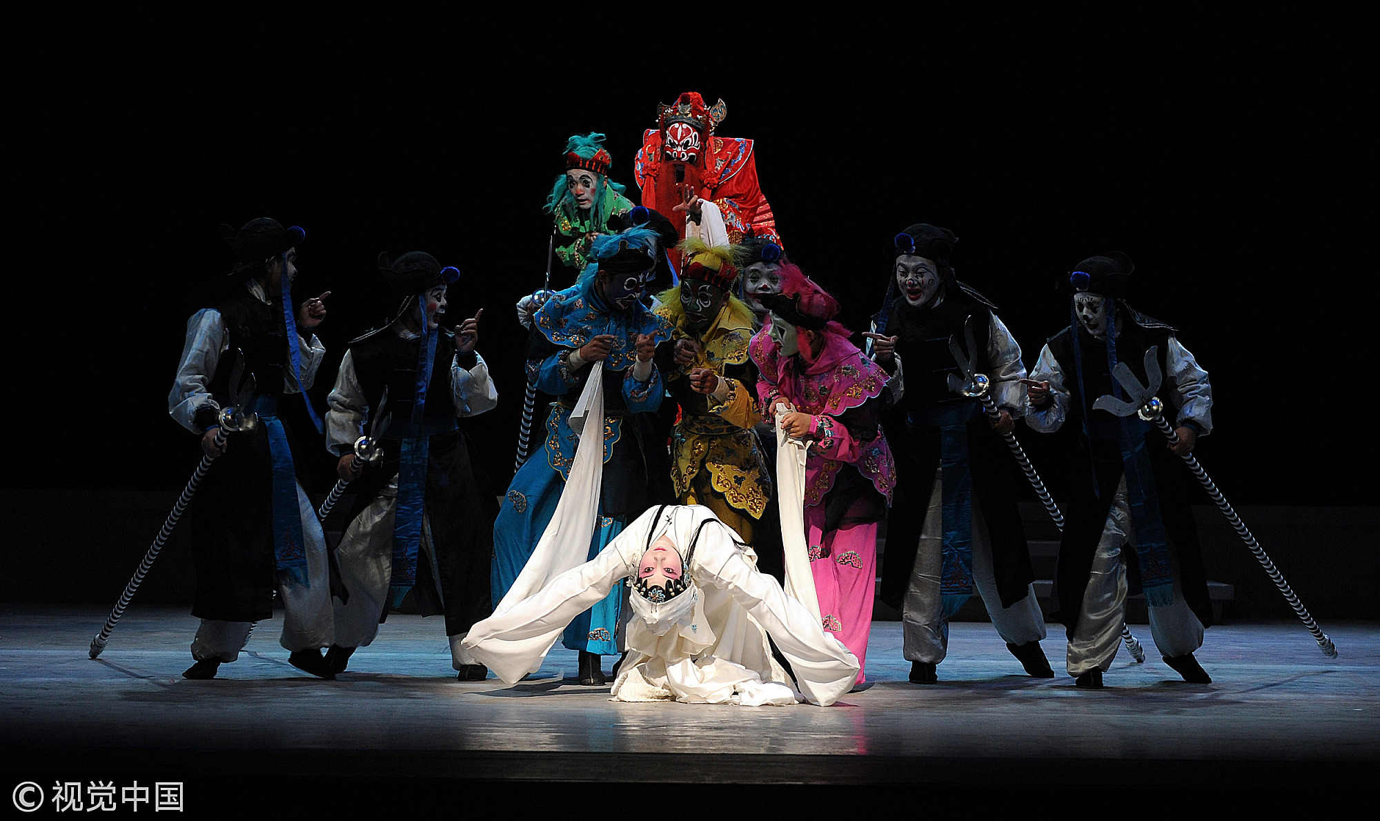 艺术家不仅与“硅胶假人”共舞，还与少林寺僧人合作《佛经》