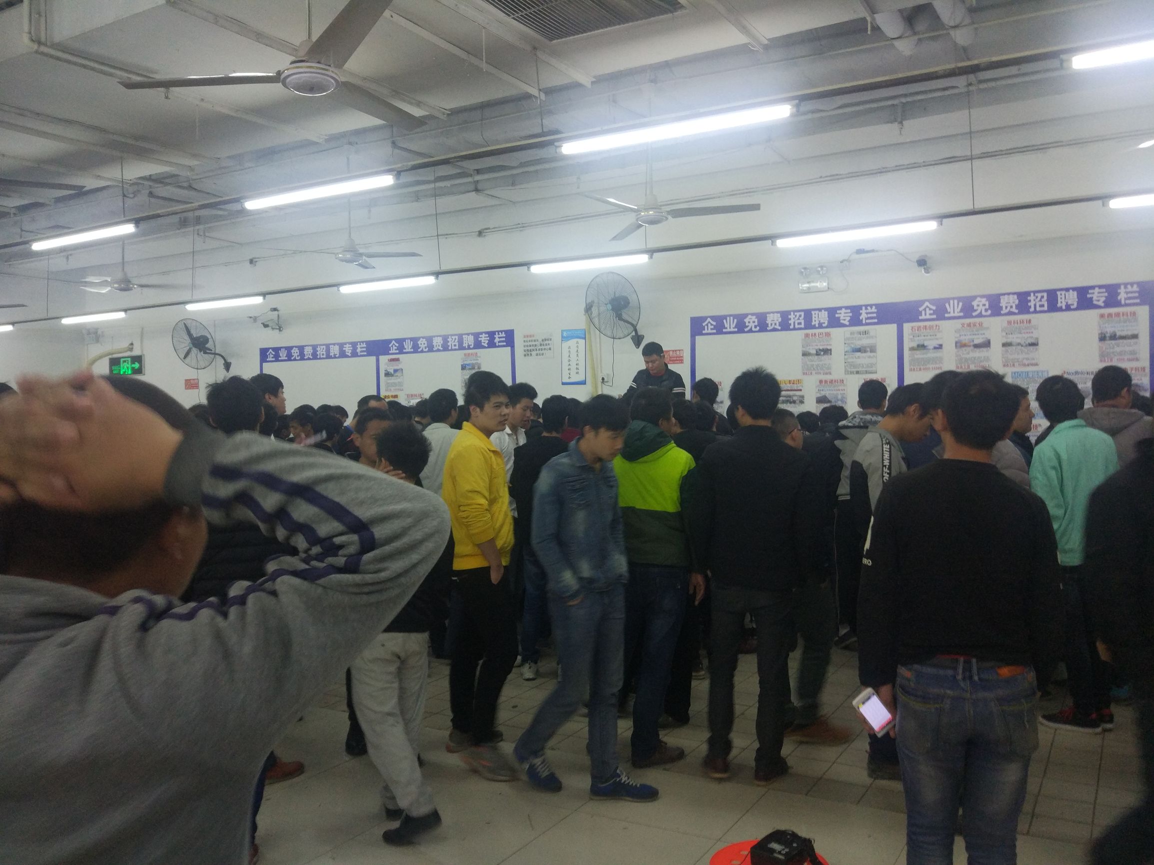 床位十块、快餐六块，三和是深圳打工者的世外桃源，颓废圣地