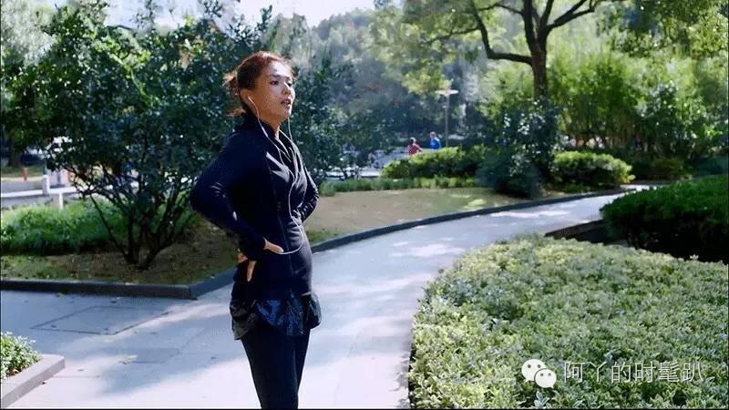 比起她的“黑白灰”，我更爱安迪帅爆了的跑步行头