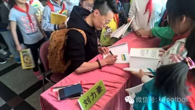 青少年足球进校园,足球比赛小学生入场