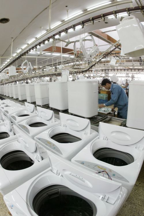 制造业在两大困境中谋突围,产业转型升级遇到的困难