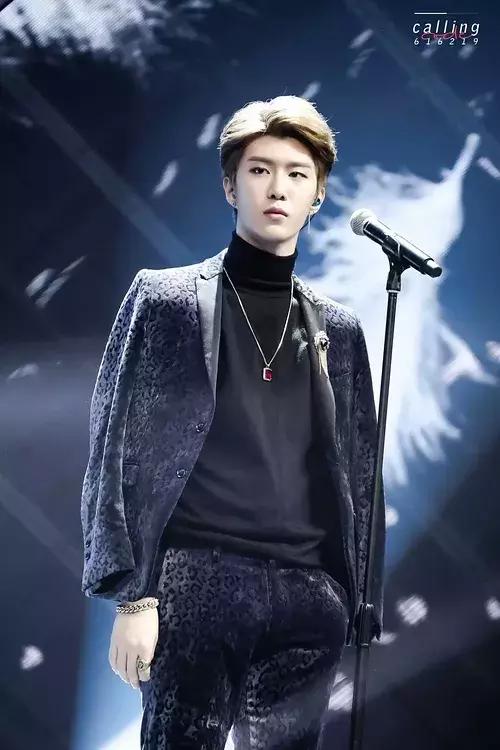 蔡徐坤张艺兴唇膏图片,朱正廷看蔡徐坤唇膏