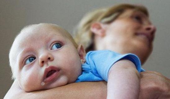 6个月宝宝长牙了需要注意什么,6个月宝宝长牙在侧面怎么回事