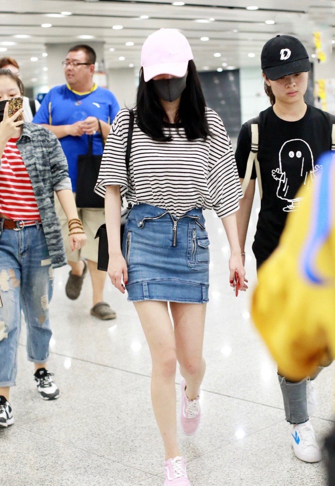 来看机场女王杨幂穿搭 (带货女王杨幂最新街拍造型引热议)