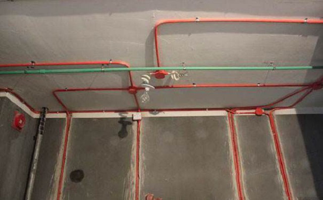 装了地暖地上还能走水电吗？我家师傅建议这么装