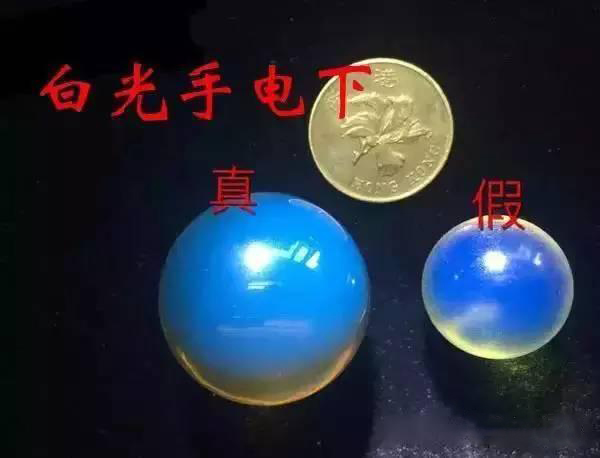 蜜蜡上的小坑坑是什么,蜜蜡很深的坑雕刻什么